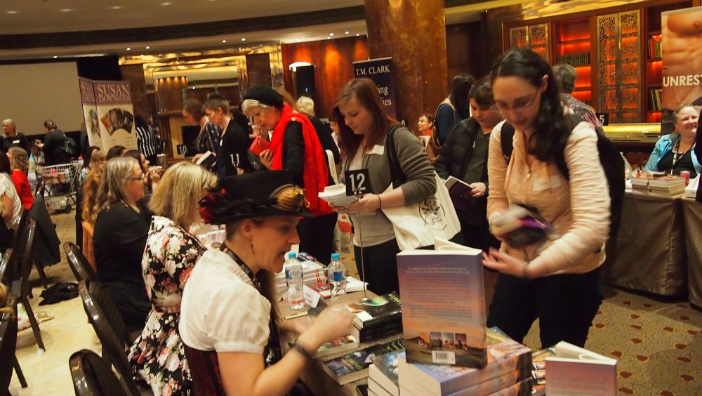 ARRA Booksigning - fans lined up