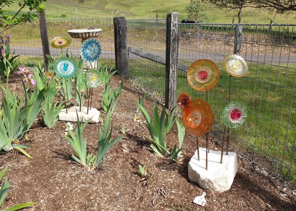 Sculpture on the Farm. Flowers of Glass by Lynden Jacobi.